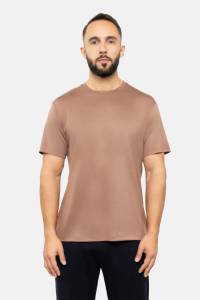 Beżowy t-shirt męski z wełny merino na modelu, widok z przodu