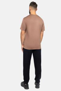 Beżowy t-shirt merino, widok z tyłu, pełna sylwetka