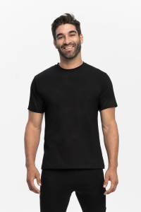 Czarny t-shirt męski z wełny merino na modelu, widok z przodu